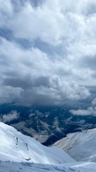 Держите красивые фото
Наслаждаюсь сейчас на горнолыжных курортах - Грузия, Гудаури
Катание внутри облаков - летишь сквозь них и вынириваешь обратно в солнце