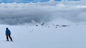 Держите красивые фото
Наслаждаюсь сейчас на горнолыжных курортах - Грузия, Гудаури
Катание внутри облаков - летишь сквозь них и вынириваешь обратно в солнце