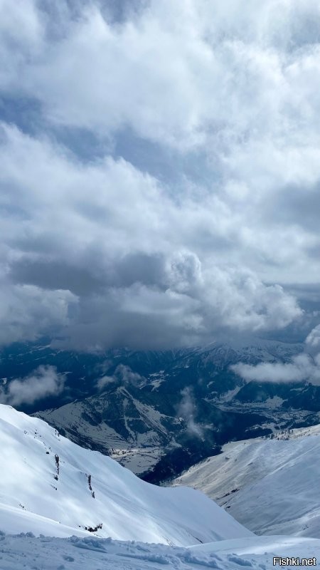 Держите красивые фото
Наслаждаюсь сейчас на горнолыжных курортах - Грузия, Гудаури
Катание внутри облаков - летишь сквозь них и вынириваешь обратно в солнце