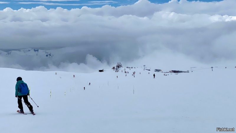 Держите красивые фото
Наслаждаюсь сейчас на горнолыжных курортах - Грузия, Гудаури
Катание внутри облаков - летишь сквозь них и вынириваешь обратно в солнце