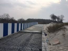 Вы не добавили сюда дикие затраты на постройку велодорожек. У нас даже подсветку сделали и светофоры!!! А вот в этом месте(второе фото) постоянно эту дорожку песком засыпает и её чистить приходится. Ради этой поганой дорожки вырубили дох..я деревьев, сровняли часть дюн, снесли красивый ресторанчик в виде старинного деревянного кораблика. Короче после всех этих велодорожных строительств, ненавижу велопедистов! Но хуже всего когда эти уроды пробег устраивают и в велодорожку не влазят в принципе.  Вот два последних фото показывают сколько долбаков парализуют всю дорогу от одного города до другого и блокируют несколько населённых пунктов на бОльшую часть дня.