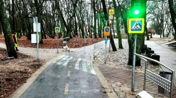 Вы не добавили сюда дикие затраты на постройку велодорожек. У нас даже подсветку сделали и светофоры!!! А вот в этом месте(второе фото) постоянно эту дорожку песком засыпает и её чистить приходится. Ради этой поганой дорожки вырубили дох..я деревьев, сровняли часть дюн, снесли красивый ресторанчик в виде старинного деревянного кораблика. Короче после всех этих велодорожных строительств, ненавижу велопедистов! Но хуже всего когда эти уроды пробег устраивают и в велодорожку не влазят в принципе.  Вот два последних фото показывают сколько долбаков парализуют всю дорогу от одного города до другого и блокируют несколько населённых пунктов на бОльшую часть дня.