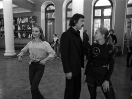 А улыбчивая девушка очень похожа на Евгению Глушенко.