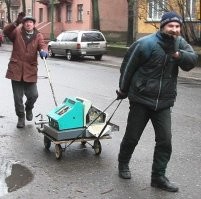 Мужчина избил кассира палкой за то, что та отказалась дать ему алкоголь в долг