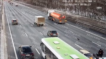 Удара о Матиз ещё не было, а человек уже летел над ларгусом... Чудеса