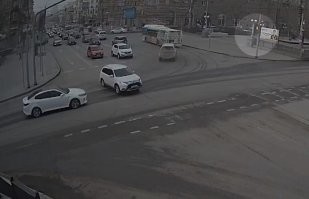 1-1,5 секунды от того как загорелся до выезда на перекрёсток.