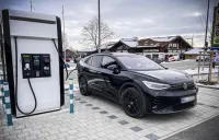 Вот как раз зарядок тут очень мало. В моём полумиллионом городе их штук 20 на весь город. В инете можно глянуть карту где показаны зарядки и убедится что их мало . Это кстати одна из причин почему Германия будет голосовать против полного запрета бензиновых и дизельных двигателей.