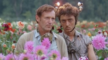 вот и мэтры зарубежного кинематографа подтянулись со своим видением.
хотелось бы прочитать такой же полный и глубокий анализ, только фильма Г. Данелия "Кин-Дза-За"
почему "Скрипач" закатывает глаза, а "Прораб" смотрит с прищуром?ведь все невзгоды позади, впереди встреча с семьей и увлекательные рассказы о пережитом. может их пугает встреча с врачом, которая обязательно произойдет.