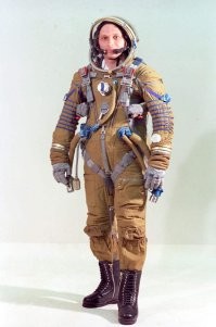 Всего существует 3 класса скафандров:
  спасательные скафандры   служат для защиты космонавтов в случае разгерметизации кабины или при значительных отклонениях параметров ее газовой среды от нормы;
  скафандры для работы в открытом космосе на поверхности космического корабля или вблизи его;
  скафандры для работы на поверхности небесных тел.

Юрий Гагарин летал в скафандре 1 класса – он назывался СК-1 и использовался во время всех полетов кораблей первой серии «Восток». СК-1 «работал» в паре со специальным теплозащитным комбинезоном, который надевался космонавтом под основной защитный костюм. Комбинезон был не просто одеждой, он представлял собой целое инженерное сооружение с вмонтированными в него трубопроводами системы вентиляции, поддерживавшей необходимый тепловой режим тела и удалявшей влагу с продуктами дыхания. В непредвиденных условиях, система жизнеобеспечения скафандра (СЖО) вместе с СЖО кабины «продлевали» существование космонавта на 10 суток. В случае разгерметизации кабины автоматически закрывалось прозрачное «забрало»   иллюминатор шлема   и включалась подача воздуха из баллонов корабля.
 
Но у него был существенный недостаток. Его мягкая оболочка под действием внутреннего избыточного давления всегда стремится, принять форму тела вращения и распрямиться. Согнуть какую-либо ее часть, скажем, рукав или штанину, не так-то просто, и чем больше внутреннее давление, тем труднее это сделать. При работе в первых космических скафандрах из-за их относительно низкой подвижности космонавтам приходилось затрачивать немалые дополнительные усилия, что в итоге вело к повышению интенсивности обменных процессов в организме. Из-за этого, в свою очередь, приходилось увеличивать массу и габариты запасов кислорода, а также блоков системы охлаждения.

В середине 1964-го руководители советской космической программы приняли решение о новом эксперименте на орбите   первом выходе человека с борта космического корабля в открытый космос. Это обстоятельство ставило перед разработчиками скафандров целый ряд новых технических задач. Они, конечно, диктовались серьезными различиями между внутренней средой космического корабли и условиями внешнего пространства   царства почти полного вакуума, вредных излучений и экстремальных температур.

Перед разработчиками ставились две основные задачи:

Во-первых, скафандр для выхода в космос должен был защищать от перегрева, если космонавт находится на солнечной стороне, и, наоборот, от охлаждения   если в тени (разница температур между ними составляет более 100 С). Также он должен был защищать от солнечной радиациии и от метеорного вещества.

Во-вторых, обеспечить максимальную безопасность человеку, быть предельно надежным и иметь минимальный объем и массу. Но самое главное, что при всем этом космонавт в нем должен быть работоспособен, т.е. передвигаться около корабля, выполнить определенную работу и т.д.

Все эти требования удалось реализовать в скафандре «Беркут».
 
Кстати, начиная с «Беркута» все наши скафандры стали называться птичьими именами.

Скафандр был сделан из нескольких слоев пленки с блестящей алюминиевой поверхностью. Место между слоями специально имело зазор для того, чтобы снизить передачу тепла в любую сторону. Принцип термоса   тепло не берется и не отдается. Кроме того, слои пленки-ткани разделилясь специальным сетчатым материалом. В результате удалось добиться очень высокого уровня теплового сопротивления. Глаза космонавта защищал особый светофильтр из тонированного органического стекла толщиной почти полсантиметра. Он играл двоякую роль   ослаблял интенсивность солнечного света и не пропускал к лицу биологически опасную часть лучей солнечного спектра.

Первый выход в открытый космос имел ограниченные задачи. Потому и система жизнеобеспечения казалась относительно простой и была рассчитана на 45 минут работы. Она размещалась в ранце с кислородным прибором и баллонами емкостью по 2 литра. На корпусе ранца крепился штуцер для их заправки и окошко манометра для контроля за давлением. Из корабля брался воздух, который дополнительно обогащался кислородом и поступал в скафандр. Этот же воздух уносил выделенные космонавтом тепло, влагу, углекислоту, вредные примеси. Такая система называется системой открытого типа.

Вся система умещалась в ранце размером 520х320х120 мм, который пристегивался к спине при помощи быстродействующего разъема. На непредвиденный случай в шлюзовой камере установили резервную кислородную систему, которая была соединена со скафандром с помощью шланга.
 
Развитием «Беркута» были скафандры «Ястреб», «Кречет» и «Орлан».

К его разработке вернулись в 1969-м, когда начались работы по первой орбитальной станции. Именно модификации «Орланов» мы использовали на «Мире» и сейчас используем на МКС.
 
Всем известно, что экипажи на орбитальных станциях меняются.

Однако существовавшие до этого скафандры были индивидуальными и не обладали возможностью подгонки. Следовательно для каждого нового члена экипажа станции их необходимо было изготавливать и запускать в космос, что было неэффективно при ограниченных грузовых возможностях кораблей «Союз» и «Прогресс». Однако благодаря полужёсткой конструкции в «Орлане» индивидуальными являлись лишь перчатки скафандра, которые доставлялись экипажем, в то время как сами скафандры постоянно находились на станции.

Чтобы обеспечить подвижность тела, в скафандре применили шарниры, расположенные в области основных суставов   плечевых, локтевых, коленных, в области лодыжек, пальцев рук и т. д. Кроме того, в последующих модификациях для повышения подвижности в ряде сочленений использовались герметические подшипники (например, в плечевом или кистевом сочленениях).

С момента первого использования «Орлана» на «Салюте-6» в 1977 до затопления «Мира» в 2001-м на околоземной орбите использовалось 25 комплектов «Орланов» всех разновидностей. Часть из них сгорела вместе с последней станцией «Мир». За это время в «Орланах» совершено 200 выходов 42 экипажами. Общее время работы превысило 800 часов.

У «Орлана» существует множество модификаций. Самая интересная   «Орлан-ДМА»с установкой для перемещения и маневрирования в открытом космосе.

Американские астронавты честно и открыто признаются, что их нынешние скафандры гораздо хуже и неудобнее наших. Стоят они при этом в 15 раз дороже наших. Так что полноценного аналога нынешним «Орланам» не существует.

В настоящее время для работы за бортом МКС космонавты используют модифицированный вариант скафандра типа «Орлан». Первый выход в открытый космос в скафандрах этого семейства был осуществлен в 1977 году на орбитальной станции «Салют-6» космонавтами Георгием Гречко и Юрием Романенко.
 
Сегодняшний «Орлан-МКС» хотя внешне почти не отличается от предыдущих скафандров, но, как говорят сами космонавты, это уже нечто среднее между костюмом и домом. В такой оболочке космонавт может свыше десяти часов находиться в открытом космосе. Это действительно миниатюрный космический корабль, который имеет свою систему теплозащиты, систему теплообеспечения, систему связи, передачи телеметрической информации. В современном скафандре есть даже запас питьевой воды и такой элемент удобства, как «чесалка» для носа.

Одно из главных нововведений «Орлана-МКС» – это встроенная в скафандр система автоматического терморегулирования, или, так сказать, климат-контроль.
Иногда работа за бортом идет так напряженно, что орбитальный монтажник вспоминает о регулировке поздновато, когда пот уже заливает лицо. Космонавты, особенно те, которые выходят в первый раз, могут иметь и некоторые просчеты, например перегреться. В скафандре, где выхода тепла нет, при интенсивной работе космонавт выделяет до 800 Вт тепла. Этого достаточно, чтобы зажечь восемь ламп накаливания и даже вскипятить воду.
 
В новом «Орлане-МКС» требуемый микроклимат будет поддерживаться автоматически, и космонавты смогут полностью сосредоточиться на поставленных задачах, лишь перед выходом выставив желательный температурный режим. При этом в процессе работы в любой момент можно будет изменить параметры.

Еще раньше на «Орланах-МК» был введен в контур управления встроенный компьютер, который взял на себя контроль работы всех важнейших систем скафандра. Автоматика перед выходом в космос или во время работы за пределами станции сразу же сообщит даже о небольших отклонениях и даст рекомендации космонавту, что нужно делать в этой ситуации.

В скафандре космонавт шагает в открытый космос, не опасаясь ни вакуума, ни перегрева на солнечной стороне орбиты, где температура достигает плюс 120 градусов, ни жуткого холода до 120 градусов мороза на теневой стороне.
Чтобы обеспечить такую защиту, новый «Орлан-МКС», как и его предшественники, состоит из нескольких оболочек. Снаружи дополнительная, в том числе микрометеоритная, защита: несколько слоев экранно-вакуумной теплоизоляции.
Основа – жесткий корпус из алюминиевого сплава, или кираса, называемая так по аналогии со средневековыми доспехами. Единое целое с кирасой составляет гермошлем, а к жесткому корпусу крепятся мягкие рукава и штанины.

Внутри под кирасой – мягкий сетчатый костюм водяного охлаждения. Его пронизывают вшитые в материю тоненькие трубочки, по которым циркулирует холодная вода. Эта вода не простая, а с большим содержанием серебра, чтобы не портилась в течение долгого времени. С помощью такого «водного» костюма отводится тепло, чтобы не допустить перегрева космонавта.

Конструкция из такой алюминиевой кирасы с мягкими оболочками рук и ног очень удачна тем, что позволяет осуществить вход в скафандр менее чем за 5 минут. Причем космонавт может справиться с этим в одиночку. Для сравнения, американский скафандр самостоятельно надеть невозможно. Кроме того, наш «Орлан» легче на 35 кг.