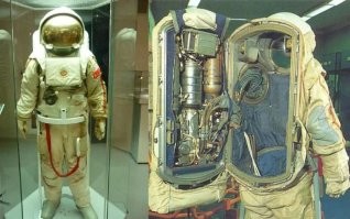 Всего существует 3 класса скафандров:
  спасательные скафандры   служат для защиты космонавтов в случае разгерметизации кабины или при значительных отклонениях параметров ее газовой среды от нормы;
  скафандры для работы в открытом космосе на поверхности космического корабля или вблизи его;
  скафандры для работы на поверхности небесных тел.

Юрий Гагарин летал в скафандре 1 класса – он назывался СК-1 и использовался во время всех полетов кораблей первой серии «Восток». СК-1 «работал» в паре со специальным теплозащитным комбинезоном, который надевался космонавтом под основной защитный костюм. Комбинезон был не просто одеждой, он представлял собой целое инженерное сооружение с вмонтированными в него трубопроводами системы вентиляции, поддерживавшей необходимый тепловой режим тела и удалявшей влагу с продуктами дыхания. В непредвиденных условиях, система жизнеобеспечения скафандра (СЖО) вместе с СЖО кабины «продлевали» существование космонавта на 10 суток. В случае разгерметизации кабины автоматически закрывалось прозрачное «забрало»   иллюминатор шлема   и включалась подача воздуха из баллонов корабля.
 
Но у него был существенный недостаток. Его мягкая оболочка под действием внутреннего избыточного давления всегда стремится, принять форму тела вращения и распрямиться. Согнуть какую-либо ее часть, скажем, рукав или штанину, не так-то просто, и чем больше внутреннее давление, тем труднее это сделать. При работе в первых космических скафандрах из-за их относительно низкой подвижности космонавтам приходилось затрачивать немалые дополнительные усилия, что в итоге вело к повышению интенсивности обменных процессов в организме. Из-за этого, в свою очередь, приходилось увеличивать массу и габариты запасов кислорода, а также блоков системы охлаждения.

В середине 1964-го руководители советской космической программы приняли решение о новом эксперименте на орбите   первом выходе человека с борта космического корабля в открытый космос. Это обстоятельство ставило перед разработчиками скафандров целый ряд новых технических задач. Они, конечно, диктовались серьезными различиями между внутренней средой космического корабли и условиями внешнего пространства   царства почти полного вакуума, вредных излучений и экстремальных температур.

Перед разработчиками ставились две основные задачи:

Во-первых, скафандр для выхода в космос должен был защищать от перегрева, если космонавт находится на солнечной стороне, и, наоборот, от охлаждения   если в тени (разница температур между ними составляет более 100 С). Также он должен был защищать от солнечной радиациии и от метеорного вещества.

Во-вторых, обеспечить максимальную безопасность человеку, быть предельно надежным и иметь минимальный объем и массу. Но самое главное, что при всем этом космонавт в нем должен быть работоспособен, т.е. передвигаться около корабля, выполнить определенную работу и т.д.

Все эти требования удалось реализовать в скафандре «Беркут».
 
Кстати, начиная с «Беркута» все наши скафандры стали называться птичьими именами.

Скафандр был сделан из нескольких слоев пленки с блестящей алюминиевой поверхностью. Место между слоями специально имело зазор для того, чтобы снизить передачу тепла в любую сторону. Принцип термоса   тепло не берется и не отдается. Кроме того, слои пленки-ткани разделилясь специальным сетчатым материалом. В результате удалось добиться очень высокого уровня теплового сопротивления. Глаза космонавта защищал особый светофильтр из тонированного органического стекла толщиной почти полсантиметра. Он играл двоякую роль   ослаблял интенсивность солнечного света и не пропускал к лицу биологически опасную часть лучей солнечного спектра.

Первый выход в открытый космос имел ограниченные задачи. Потому и система жизнеобеспечения казалась относительно простой и была рассчитана на 45 минут работы. Она размещалась в ранце с кислородным прибором и баллонами емкостью по 2 литра. На корпусе ранца крепился штуцер для их заправки и окошко манометра для контроля за давлением. Из корабля брался воздух, который дополнительно обогащался кислородом и поступал в скафандр. Этот же воздух уносил выделенные космонавтом тепло, влагу, углекислоту, вредные примеси. Такая система называется системой открытого типа.

Вся система умещалась в ранце размером 520х320х120 мм, который пристегивался к спине при помощи быстродействующего разъема. На непредвиденный случай в шлюзовой камере установили резервную кислородную систему, которая была соединена со скафандром с помощью шланга.
 
Развитием «Беркута» были скафандры «Ястреб», «Кречет» и «Орлан».

К его разработке вернулись в 1969-м, когда начались работы по первой орбитальной станции. Именно модификации «Орланов» мы использовали на «Мире» и сейчас используем на МКС.
 
Всем известно, что экипажи на орбитальных станциях меняются.

Однако существовавшие до этого скафандры были индивидуальными и не обладали возможностью подгонки. Следовательно для каждого нового члена экипажа станции их необходимо было изготавливать и запускать в космос, что было неэффективно при ограниченных грузовых возможностях кораблей «Союз» и «Прогресс». Однако благодаря полужёсткой конструкции в «Орлане» индивидуальными являлись лишь перчатки скафандра, которые доставлялись экипажем, в то время как сами скафандры постоянно находились на станции.

Чтобы обеспечить подвижность тела, в скафандре применили шарниры, расположенные в области основных суставов   плечевых, локтевых, коленных, в области лодыжек, пальцев рук и т. д. Кроме того, в последующих модификациях для повышения подвижности в ряде сочленений использовались герметические подшипники (например, в плечевом или кистевом сочленениях).

С момента первого использования «Орлана» на «Салюте-6» в 1977 до затопления «Мира» в 2001-м на околоземной орбите использовалось 25 комплектов «Орланов» всех разновидностей. Часть из них сгорела вместе с последней станцией «Мир». За это время в «Орланах» совершено 200 выходов 42 экипажами. Общее время работы превысило 800 часов.

У «Орлана» существует множество модификаций. Самая интересная   «Орлан-ДМА»с установкой для перемещения и маневрирования в открытом космосе.

Американские астронавты честно и открыто признаются, что их нынешние скафандры гораздо хуже и неудобнее наших. Стоят они при этом в 15 раз дороже наших. Так что полноценного аналога нынешним «Орланам» не существует.

В настоящее время для работы за бортом МКС космонавты используют модифицированный вариант скафандра типа «Орлан». Первый выход в открытый космос в скафандрах этого семейства был осуществлен в 1977 году на орбитальной станции «Салют-6» космонавтами Георгием Гречко и Юрием Романенко.
 
Сегодняшний «Орлан-МКС» хотя внешне почти не отличается от предыдущих скафандров, но, как говорят сами космонавты, это уже нечто среднее между костюмом и домом. В такой оболочке космонавт может свыше десяти часов находиться в открытом космосе. Это действительно миниатюрный космический корабль, который имеет свою систему теплозащиты, систему теплообеспечения, систему связи, передачи телеметрической информации. В современном скафандре есть даже запас питьевой воды и такой элемент удобства, как «чесалка» для носа.

Одно из главных нововведений «Орлана-МКС» – это встроенная в скафандр система автоматического терморегулирования, или, так сказать, климат-контроль.
Иногда работа за бортом идет так напряженно, что орбитальный монтажник вспоминает о регулировке поздновато, когда пот уже заливает лицо. Космонавты, особенно те, которые выходят в первый раз, могут иметь и некоторые просчеты, например перегреться. В скафандре, где выхода тепла нет, при интенсивной работе космонавт выделяет до 800 Вт тепла. Этого достаточно, чтобы зажечь восемь ламп накаливания и даже вскипятить воду.
 
В новом «Орлане-МКС» требуемый микроклимат будет поддерживаться автоматически, и космонавты смогут полностью сосредоточиться на поставленных задачах, лишь перед выходом выставив желательный температурный режим. При этом в процессе работы в любой момент можно будет изменить параметры.

Еще раньше на «Орланах-МК» был введен в контур управления встроенный компьютер, который взял на себя контроль работы всех важнейших систем скафандра. Автоматика перед выходом в космос или во время работы за пределами станции сразу же сообщит даже о небольших отклонениях и даст рекомендации космонавту, что нужно делать в этой ситуации.

В скафандре космонавт шагает в открытый космос, не опасаясь ни вакуума, ни перегрева на солнечной стороне орбиты, где температура достигает плюс 120 градусов, ни жуткого холода до 120 градусов мороза на теневой стороне.
Чтобы обеспечить такую защиту, новый «Орлан-МКС», как и его предшественники, состоит из нескольких оболочек. Снаружи дополнительная, в том числе микрометеоритная, защита: несколько слоев экранно-вакуумной теплоизоляции.
Основа – жесткий корпус из алюминиевого сплава, или кираса, называемая так по аналогии со средневековыми доспехами. Единое целое с кирасой составляет гермошлем, а к жесткому корпусу крепятся мягкие рукава и штанины.

Внутри под кирасой – мягкий сетчатый костюм водяного охлаждения. Его пронизывают вшитые в материю тоненькие трубочки, по которым циркулирует холодная вода. Эта вода не простая, а с большим содержанием серебра, чтобы не портилась в течение долгого времени. С помощью такого «водного» костюма отводится тепло, чтобы не допустить перегрева космонавта.

Конструкция из такой алюминиевой кирасы с мягкими оболочками рук и ног очень удачна тем, что позволяет осуществить вход в скафандр менее чем за 5 минут. Причем космонавт может справиться с этим в одиночку. Для сравнения, американский скафандр самостоятельно надеть невозможно. Кроме того, наш «Орлан» легче на 35 кг.