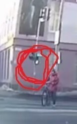 Да. Для проезда прямо был зелёный. А для проезда а право обязан был пропустить всех, т.к. там зелёный для пешеходов, а для всех остальных красный. То, что пешик сел на велик на пешеходе - это одно, а то что рег сбил человека НА ЗАПРЕЩАЮЩИЙ ДВИЖЕНИЕ СИГНАЛ СВЕТОФОРА - это другое.