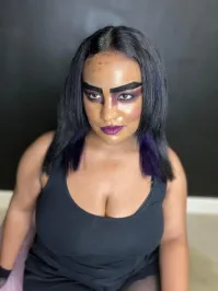 При чём здесь брови?У неё сиськи практически идеальные.