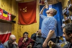 Глупое бахвальство. У меня так друг 7 на 8, 8 на 7, умер от алкоголя в 98 году. Здоровенный мужик, сидели пили водку "Слава" называлась, производилась в Иркутске, выпил такую 0.5 и через час мертвый был. И не надо тут рассказывать, что не умеешь пить и тд. Он мог выбухать 1.5 литра водяры и сидеть трезвым, а тут вроде и водяра знакомая и все близкие. А вот такая херня приключилась. Качество спирта оказалось хуже.