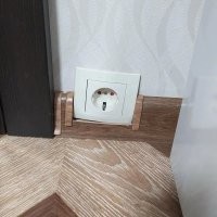 Не очень понял что тут не так? Они даже не просто вырезали плинтус, а доделали уголками! Вопрос не к розеточникам или укладчику ламината, а к тем, кто заливал полы или штробил подрозетник! Ребята-то постарались хоть как-то выйти из ситуации, чтобы не штробить новый подрозетник - скорее всего, кстати, уведомив заказчика!