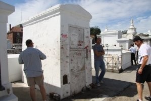 А что означают XXX на стенах?