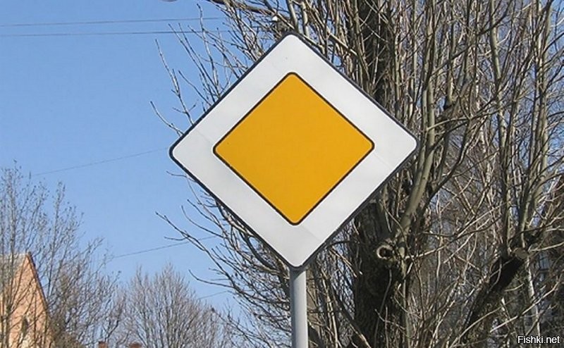 Для красной машины Дорожный знак 2.1 «Главная дорога» относится к знакам приоритета и применяется для обозначения дороги, при движении по которой водитель транспортного средства имеет преимущественное право при проезде перекрестков.

А вот "синий" залетел.