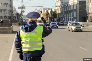 Можно светофоры ещё гирляндами мигающими разноцветными украсить, всякие скучные знаки с указателями смайликами там развеселить, пищалки всякие, хлопушки понахерачить! А то бл@дь асфальт чёрный, полоски на нём белые, пешеходы серые... Хоть у ДПС жилетки жёлтые, а то б вообще никакой тебе радости на душе...
