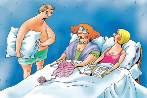 Света, а что упитанная очковая кобра в нашей постели делает? …Что, что  –  вяжет!