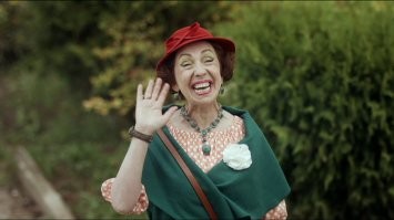 Обожаю её роль в фильме "Моя любимая свекровь"!