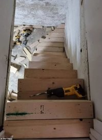 А что тут странного??? Это времянка на время стройки.