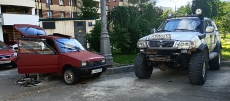 У Жигулей, читал, типа 10 видов ключей в дверях. 
(Ключ зажигания там отдельно.)
А вот то, что совпали и дверной и зажигания... 
Ну или уже настолько раздолбан  замок был. 

Ключ от детей моей первой пятёрки, подходил к шестёрке секретаря в нашей конторе. 

И подошёл к еще одной пятёрке, точно такого же цвета, что и моя. 
Выяснил ч это случайно, когда, однажды, поздним вечером, спокойно её открыл, сел и понял, что в салоне то "что-то не так".   

Правда, в отличии от этого дедушкаи, уезжать на ней я не стал. 

Хорошо, когда машина отличается от остальных, а не "безликая масса". 

И да, Оку я тоже купил.