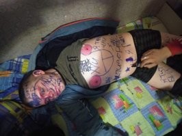 Фотограф снимает прохожих на улице и показывает, насколько они прекрасны