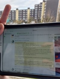 Вот только что с машины щёлкнул. Надеюсь на заднем плане строения и архитектурный стиль тебе что то скажут. Так что девочка (хотя навряд ли там девочка) не звезди. Leck mich am Arsch!