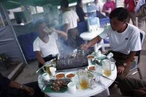 Северные корейцы пользуются возможностью поесть мясо 1-2 раза в год