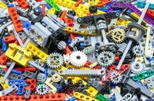Lego technic круче всех.
Когда есть несколько наборов, то достаточно деталей строить любые машинки.