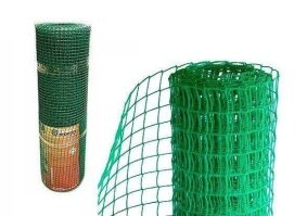 Сеткой садовой, пластиковой, вырезаешь под размер, и поливать удобно...! И прислушивайся что тебе говорят, плохого не посоветуют...