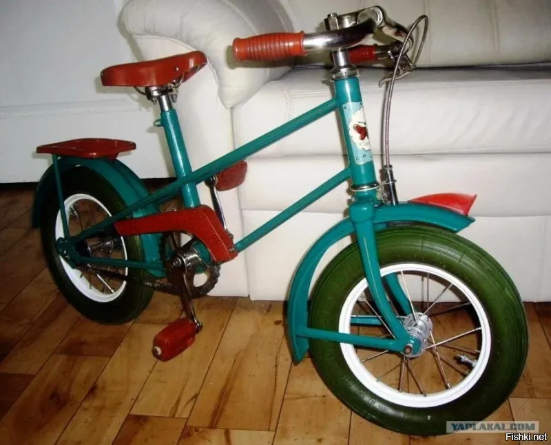 В моем детстве, конца 70-х, эта мечта называлась "Бабочка"! Кстати, это был оптимальный вариант ставания на "два колеса"....Педальки с "паузой"! Эхх, даже чейто взгрустнулось!