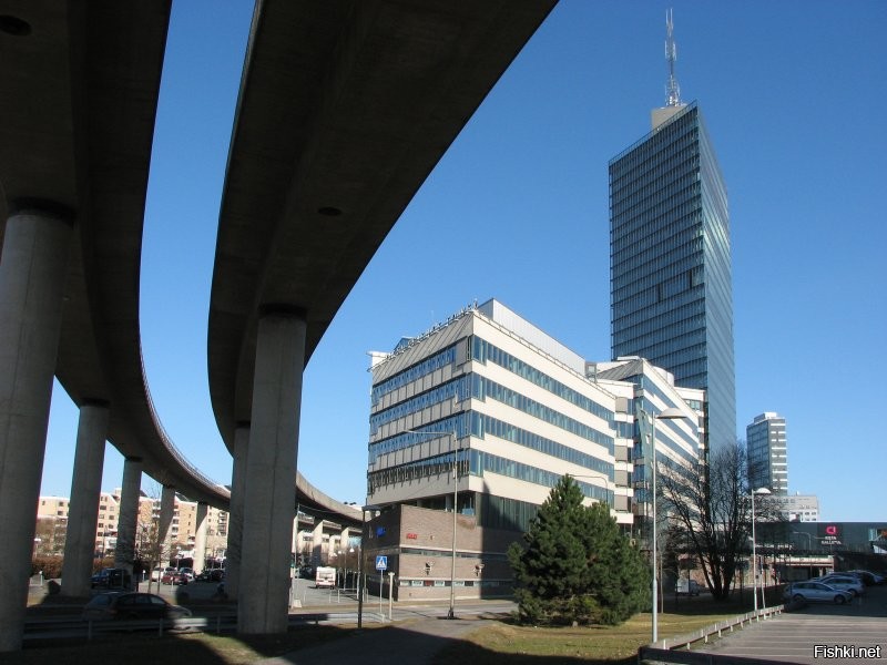 "Kista Science Tower   32-этажный небоскрёб, офисный комплекс в Чиста, районе Стокгольма в Швеции. Расположен на северо-западе шведской столицы."
Из Википедии.