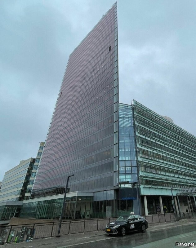 "Kista Science Tower   32-этажный небоскрёб, офисный комплекс в Чиста, районе Стокгольма в Швеции. Расположен на северо-западе шведской столицы."
Из Википедии.