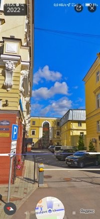Ну, город можно по нику определить. Специально залез посмотреть в яндекс карты, сейчас уже всё сильно изменилось, тогда это было почти заброшкой (напряг память, почти 15 лет назад, в 14м году товарищ свалил развивать свой юридический бизнес в Крым). Но шлагбаум на том месте до сих пор стоит, правда уже не тот что я заказывал (дом приятеля справа на снимке). Но тогда там была разруха, во дворах были различные склады (и магазин Триал-спорт), проезд использовался многими в качестве сквозного через дворы, между односторонними улицами, чтобы не влезать в ещё большую пробку. Но узкие проезды не позволяли разъехаться встречным потокам, и тогда они начинали сигналить друг другу, и громко материться, что не нравилось местным жителям. Это что касается данного шлагбаума. По остальным. Ни в местах моего жительства, а равно жительства моих родственников, ни в местах, куда я приезжал по работе, а она была связана с постоянными разъездами по объектам, ни разу не видел такой кнопки, в лучшем случае сотрудник, представленный к кнопке, звонил по телефону диспетчеру. То что вы описываете - разумная мера, но на бумаге, да даже если на бумаге, сомневаюсь что вы сможете предоставить нормативный документ, федерального значения, регламентирующий этот аспект. Факт в том, что на арендованных территориях, организации, в том числе и ТСЖ, и СНТ, и тд., не должны согласовывать этот нюанс. Здесь, мне кажется, надо просто нормативно предоставить право экстренным службам ломать эти конструкции, так же как полиция и МЧС имеют право вскрывать квартиры, только бюрократическую составляющую уменьшить, чтобы не приходилось после этого, вместо следующего вызова, отчеты строчить.