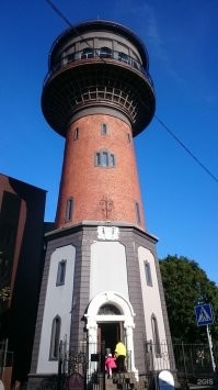 Хороший пост. Однако просто поразила башня в Нидерландах. Снаружи такая красивая элегантность, а внутри бомжатник с облезлыми досками и плесневелой стеной. Просто блевотина. Как можно было испоганить красивое, уникальное строение. Напоминает бывшую водонапорную башню в моём городе. Там теперь музей. Вот на фото такая была при немцах, в 90-е и теперь.