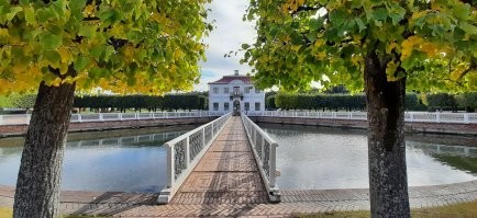 А мы вот так гуляли по Петергофу и в Питре тоже так было. 
 Думаю что тут как в вопросе про полноту стакана.