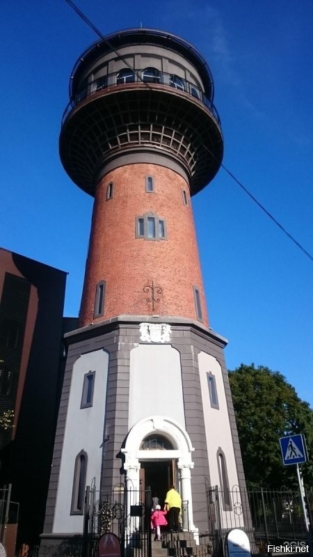 Хороший пост. Однако просто поразила башня в Нидерландах. Снаружи такая красивая элегантность, а внутри бомжатник с облезлыми досками и плесневелой стеной. Просто блевотина. Как можно было испоганить красивое, уникальное строение. Напоминает бывшую водонапорную башню в моём городе. Там теперь музей. Вот на фото такая была при немцах, в 90-е и теперь.
