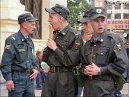 Как же ущербно всегда ментов одевали! Прям чмошники голимые! Щас хоть приодели мало-мальски...