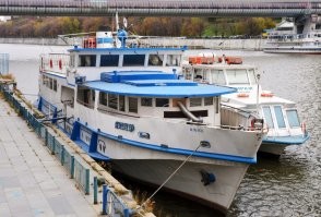 ты прав:утопленник относится к  "Омикам"
Тип:	ОМ

Проект:	780, 780-03, 780-03-1570
Место постройки:	ГП «Московский судостроительный и судоремонтный завод»  СССР Москва
Строительный №:	400
Построено:	1963
Приписка:	Москва  
Владелец и оператор:	ООО Речное пароходство (Москва)  Россия
Регистрация:	РКО (РРР до 2022)
Бортовой №:	М-07-1623
Регистровый №:	138719
Формула класса:	О2,0
Текущее состояние:	 Затонул в марте 2023 года в Кожуховском затоне 
Проект 780-03.
П/Д РРР 2013