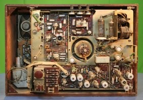 Старый советский телевизор и современный. Вопрос: какой сложнее?