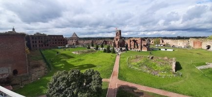 Нет. Не умею таким пользоваться. А вообще реально с погодой повезло. Один только день был сильный дождь, да и то ближе к вечеру, когда мы выходили из Музея  Артиллерии. Пасмурно и немного ветренно тоже однажды когда поднимались на коллонаду в Исаакиевском соборе. В остальном было всё отлично. Тепло, солнышко и прекрасный город!  Вот ещё фото. Остров Орешек Шлиссельбургская крепость. Экскурсия была на большую часть дня. Погода радовала.