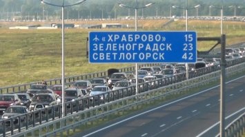 Это вы не бывали в нашем городке, особенно летом. Тут отдыхающие, дабы сало потопить на пляжу, лезут со своими вёдрами аж в подъезды. Не то что свои машины не поставить - пройти невозможно. Стоянки есть. В основном платные. Однако сколько ни делай стоянок, тысячи приезжих не помещаются даже в платные. Ну и конечно салотопильщики желают свой зад подвести максимально близко к морю, а не пройти минут 10 по тенистой улице. Потому у нас в городе на шлагбаумы молятся жители всех домов и умоляют городские власти о разрешениях.
 Последнее фото- это уже возвращаются с морей. Как вы полагаете, это всё как паркуется в маленьком городочке?