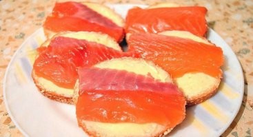 Не люблю бутеры с кучей всякой всячины. Они должны быть лаконичны. Вот тогда действительно вкусно.