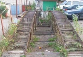 В гаражных кооперативах были и есть эстакады. И даже вдоль дорого были эстакады.