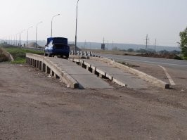 В гаражных кооперативах были и есть эстакады. И даже вдоль дорого были эстакады.