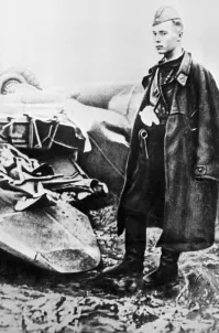 Виктор Талалихин у сбитого им хенкеля. С детства это фото помню, учился в подмосковной школе г. Чехова , это фото там в музее было