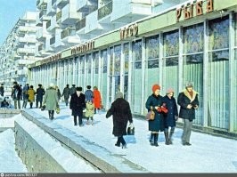 Проспект Ленина, гастроном "Россия" на заднем плане, слева виден универмаг "Казахстан"