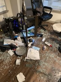 Что за идиотия иметь большие стеклянные вещи дома, вроде столов и дверей?!
Стекло непредсказуемо по своим характеристикам, и может разбиться от любого удачного прикосновения...