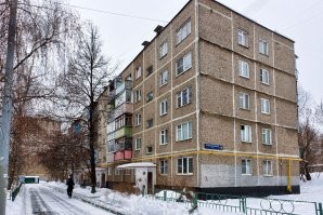 В 60-х годах такие начали возводить. Третье поколение серии К-7, например. Года 4 назад подобные на Речном Вокзале в МСК их доснесли. Короче, если видишь 5-тиэтажку, у которой рядом с подъездом через перегородку ещё одна дверь - там есть мусоропровод. Например: