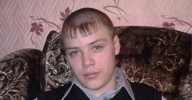 Причёска автора поста? Чётче, только если за диваном ковёр повесить)